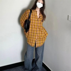 韩版休闲时尚百搭格子衬衫女装春秋新款巨显白宽松衬衣叠穿,豆瓣 女装搭配图片