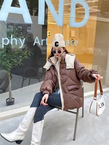 撞色羽绒服图片