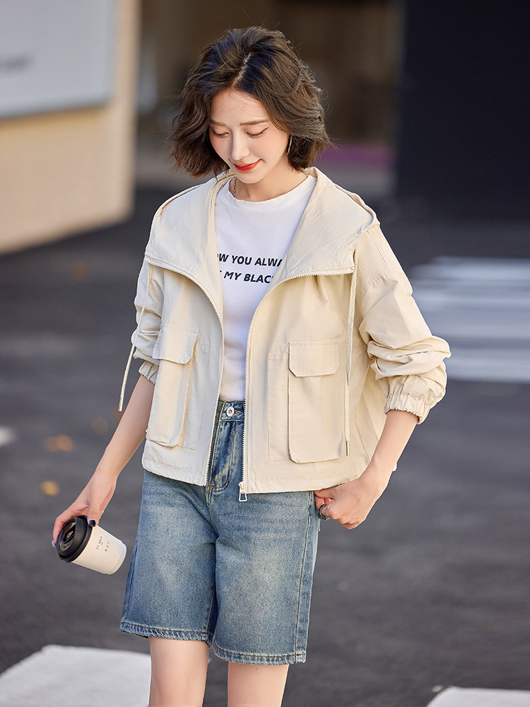 米白色早秋外套女短款2024新款韩版宽松连帽休闲简约流行工装风衣，女装风衣，依万里