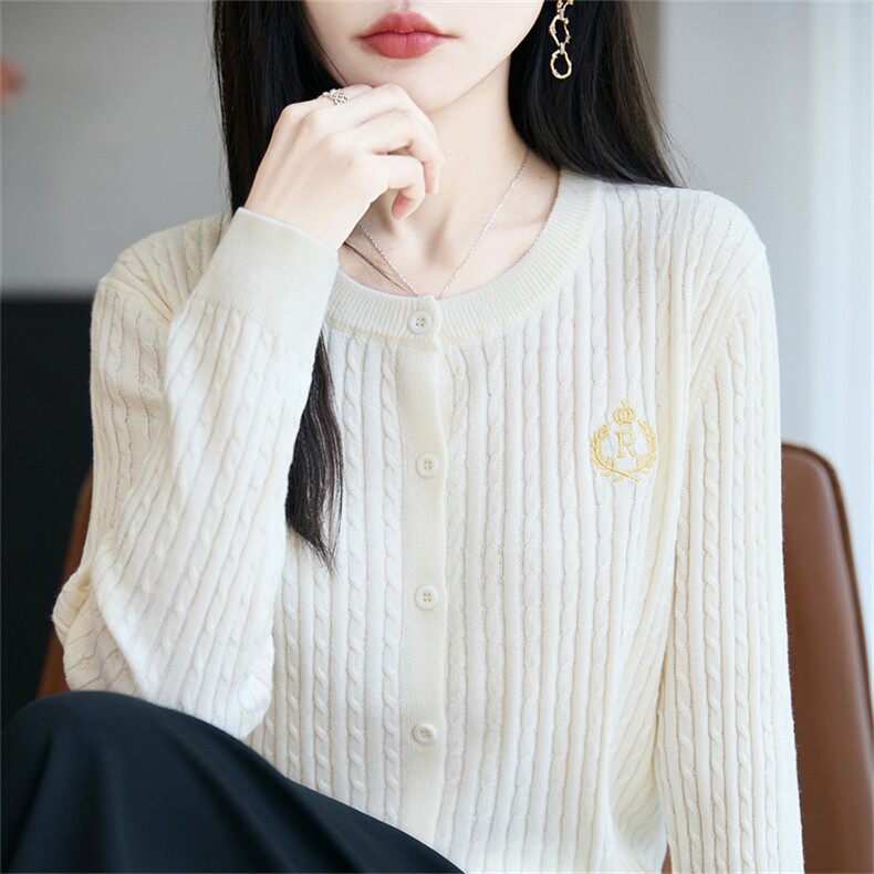 法式复古麻花针织开衫女短外套2025新款精纺绞花刺绣长袖打底毛衣,针织衫/毛衣,郡淞羊绒
