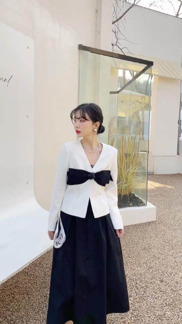 2022春款外套黑白两色，撞色设计，立体玫瑰花扣，其它，贻思茗