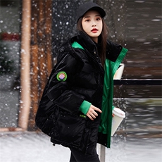 【现货】黑色亮面短款羽绒服女免洗90白鸭绒洋气保暖时尚连帽拉链，女装羽绒服，鑫源服饰