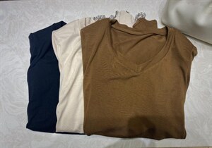 时尚V领袖口链条装饰打底衫图片