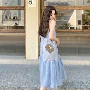 蓝色网纱立体花朵挂脖连衣裙女2025夏季新款超仙绝美度假风长裙潮图片