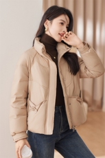 现货2023冬新款休闲保暖立领羽绒服，女装羽绒服，余墨