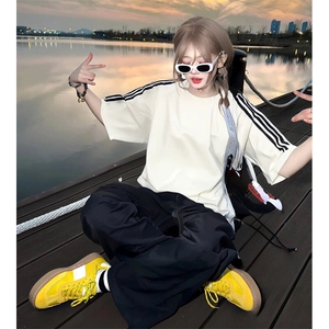 抖音得物品质二开240克宽松纯棉美式潮牌印花三条杠中性风短袖T恤图片