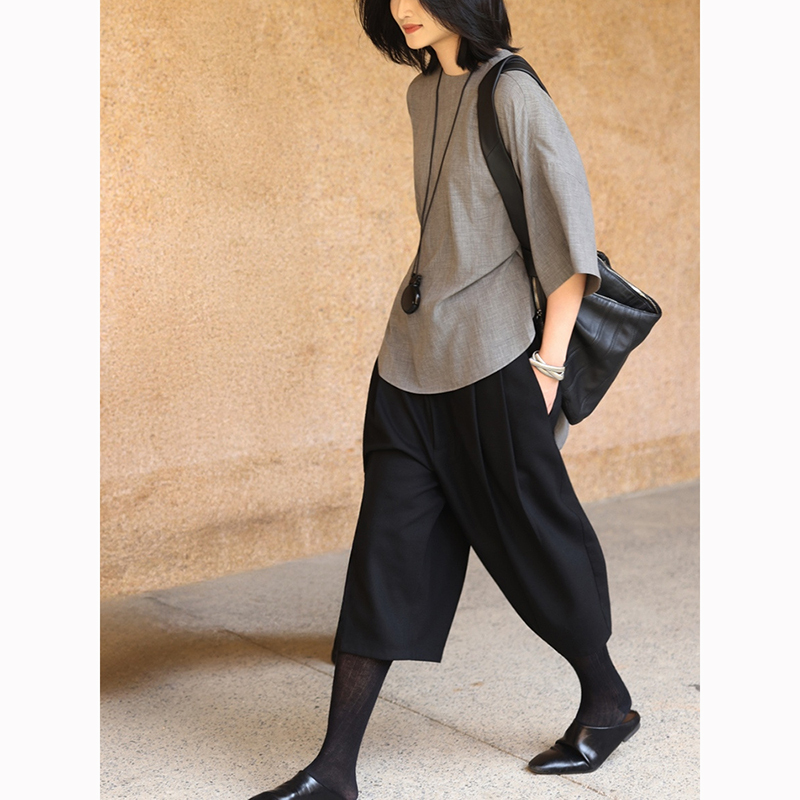 2026 Super Trendy Age-Reducing Outfit, New Autumn Casual and Simple Gray Top Paired with Black Shorts Two-Piece Set 2026 Super Trendy Age-Reducing Outfit, New Autumn Casual and Simple Gray Top Paired with Black Shorts Two-Piece Set