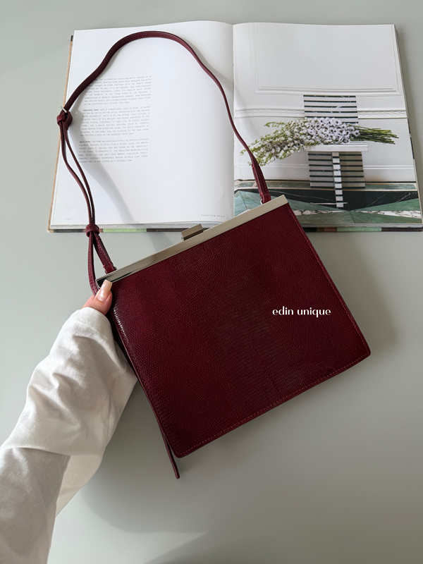 A Unique Designer Leather Shoulder Bag, Clip Bag with High-Quality Texture, Vintage Fashion, Versatile Crossbody Bag for Women