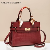 Красная сумка через плечо, изысканный стиль