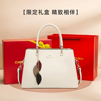 Белая красная подарочная коробка