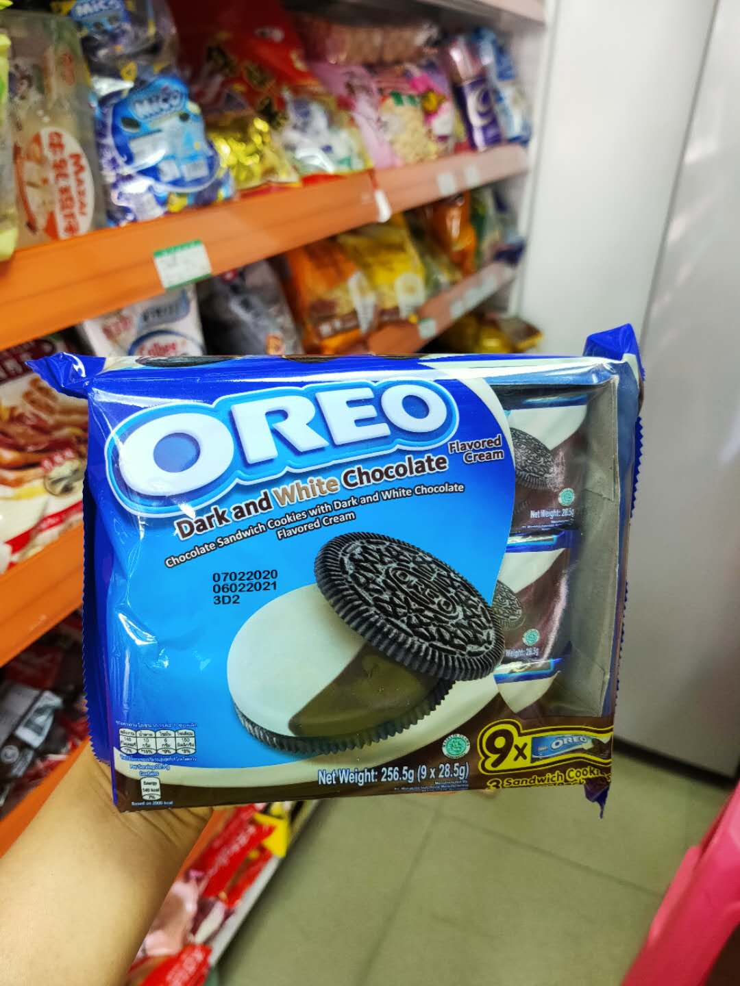 Indonesia Imported Olio Black & White Chocolate Taste Sandwich Biscuit 256 5g nude Price Linage Zero Food Tsell