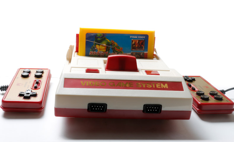 Xiaobawang máy màu đỏ và trắng D99 cắm thẻ vàng 80 cổ điển retro FC8 TV nhà đôi tay cầm điều khiển trò chơi tay cầm pubg