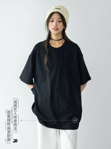 Белая футболка для женщин 2025 Новое прохладное и высококачественное чистое круглое цвет с короткими рукавами.