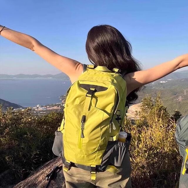 German Diverse Outdoor Hiking and Mountaineering Lightweight Waterproof New Professional Lightweight Large-Capacity Travel Backpack