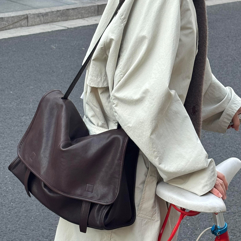 Vegetable-Tanned Sheepskin Messenger Bag, Genuine Leather, Large Capacity, Single Shoulder, Commuting, Casual, Relaxed Crossbody Messenger Bag for Women