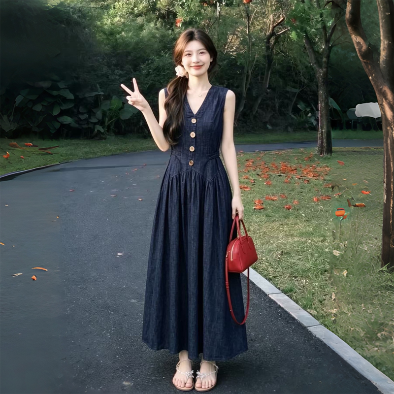 Popular V-Neck Sleeveless Denim Dress for Women, Summer 2026 New Style, High-End, Elegant and Exquisite Long Dress, Tank Dress with Waist Cinching