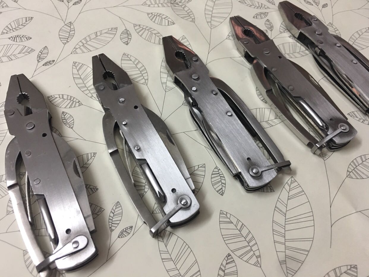 Outdoor multifunctional folding and folding multiuse pliers bottle opener Multi-purpose small knife carry-on field survival gear tool