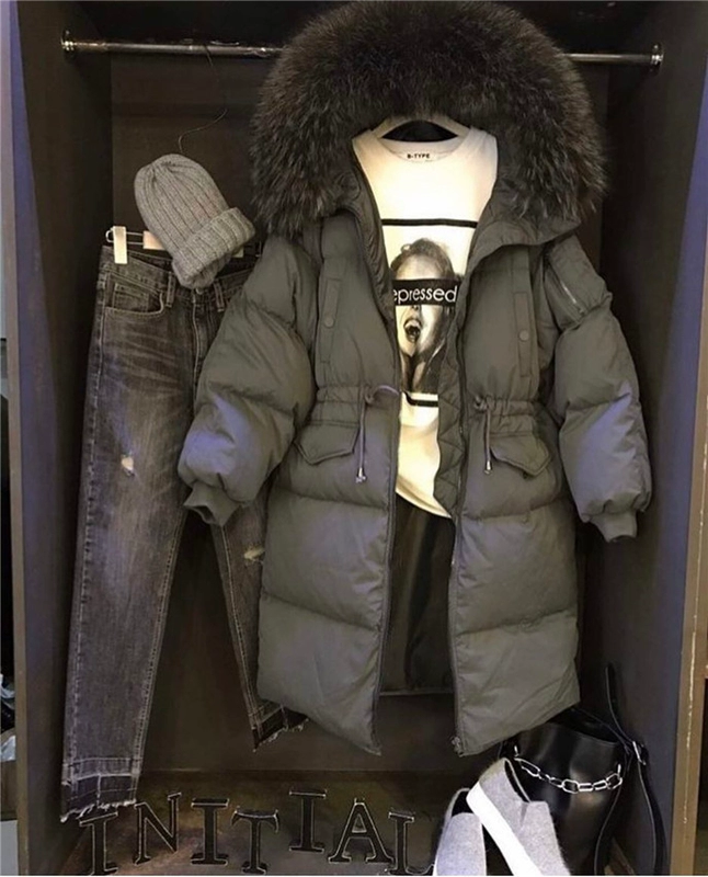 Chống mùa xuống áo khoác nữ phần dài trên đầu gối 2018 mới của Hàn Quốc phiên bản của Cổng Đông lớn cổ áo lông thú bên ngoài dây kéo eo kích thước lớn
