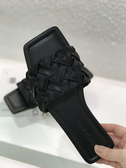 黑色绸缎编织平底一字拖鞋女外出穿夏季2025法式高级感配裙子凉拖