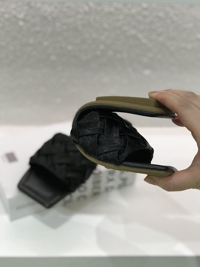 黑色绸缎编织平底一字拖鞋女外出穿夏季2025法式高级感配裙子凉拖