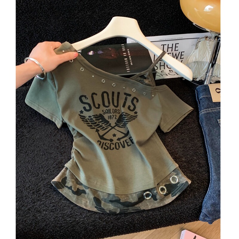 Recommended for Personal Collection~ Fake Two-Piece Patchwork Camouflage Off-Shoulder Short-Sleeve T-Shirt for Women with a Unique Design and Waist-Cinching Short Top