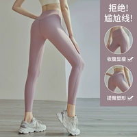 Голые розовые укороченные штаны