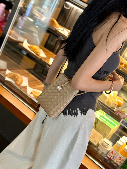 Lightweight Mini Crossbody Bag for Women 2025 New Summer Genuine Leather Woven Phone Bag High-End Shoulder Bag Trendy