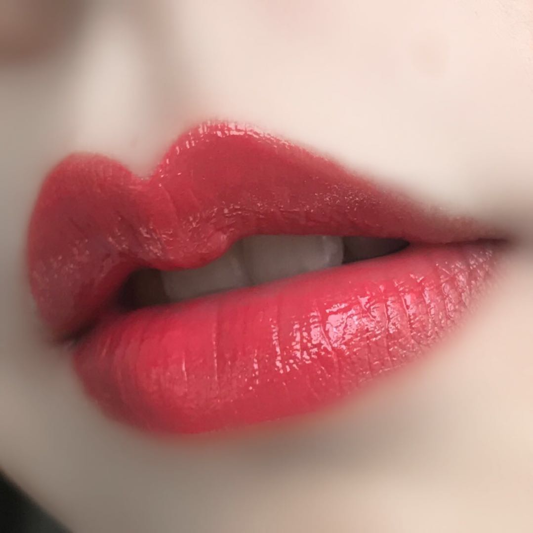 Chất son lì mờ môi không bóng mờ không dễ bị mất màu và giữ ẩm cho môi giữ ẩm lâu dài. 	son bóng chanel	