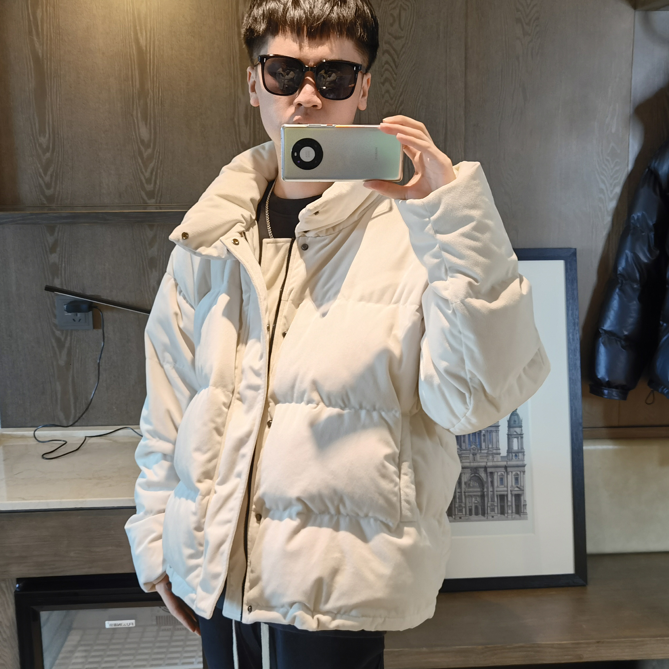 2022 Winter Great Weight and Velvet Corvette Feather Costume Man Beige College Costume Loose