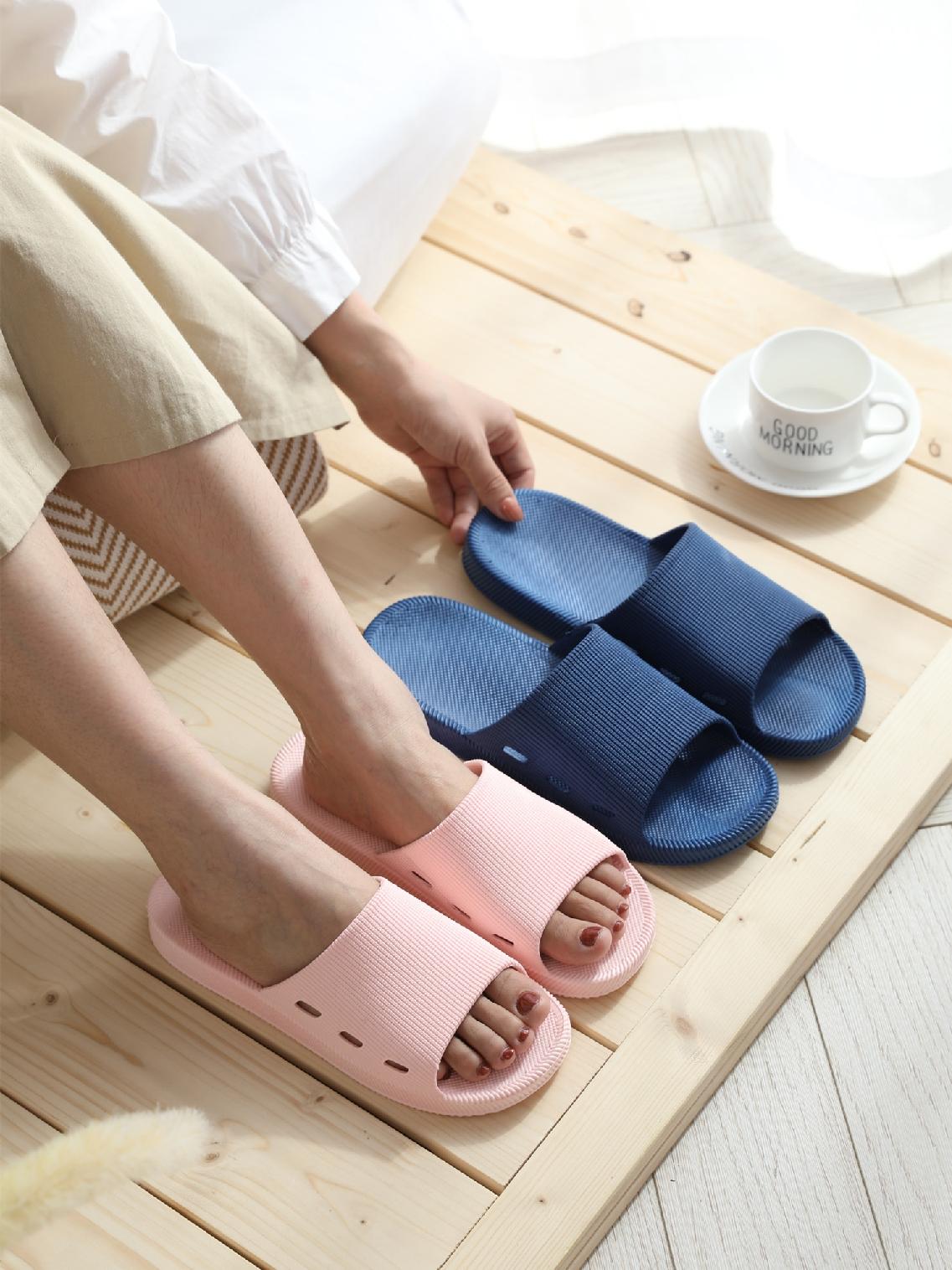 2020 new men and women's home bathroom non-slip soft thick bottom hotel household guests plastic slippers