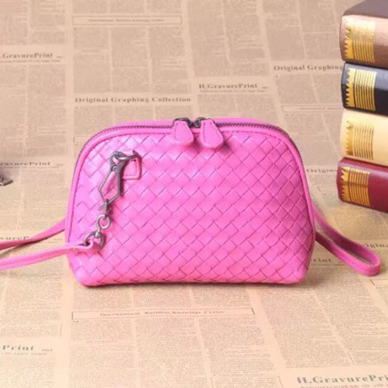 Light luxury sheepskin woven women's bag 2022 new trendy clutch bag European and American fashion shell bag versatile shoulder Messenger bag