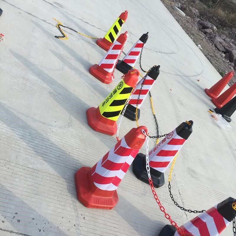 The door of the store is still here Warning signs are prohibited to occupy the parking artifact Anti-car parking, parking pile, roadblock