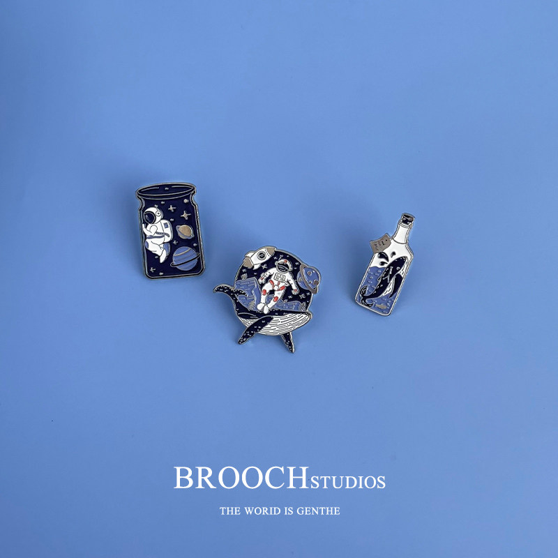 Astronaut whale brooch 2020 new ins tide personality cute wild Japanese small decorative student pin