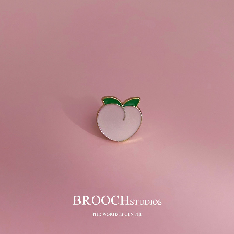 Cute little trinket brooch upscale woman pink small peaches coat corner badge anti-walk light buckle Don't fit the chest badge.