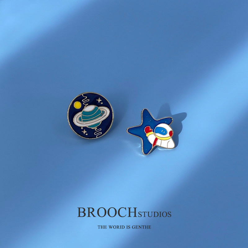 Universe Astronaut Chest Pins Ins New Tidal Day Ensemble Metal Badges Pin Fixed Clothing Bag Adorable Decorations