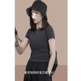 Стройная и стройная рубашка