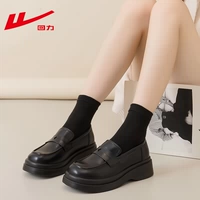 Толстая черная подошва. Если у вас толстая и широкая стопа, рекомендуем подобрать обувь на размер больше.