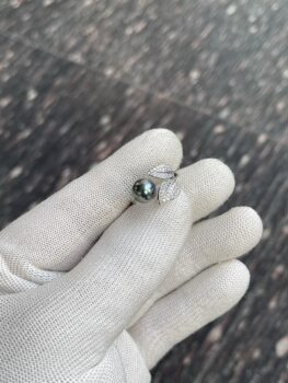8.33mm grass green tahitian ring, seiko s925 inlay, shot in natural light