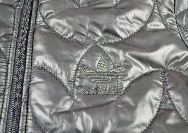 Muzi Sports adidas / clover áo khoác nữ áo khoác cotton màu đen đỏ P00721 ​​P00722 - Quần áo độn bông thể thao áo phao lông vũ nữ dáng ngắn