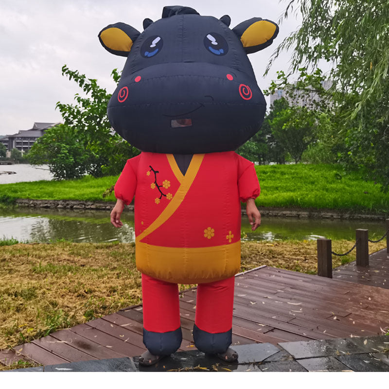 Dining and beverage barbecue Kytian home opens the doll advertiser walks cartoon ox mode mascot