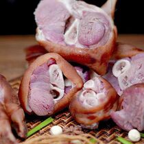 Cut and chop well. 3-5 pounds of smoked cured pigs trotters old kang wood-fired cured pigs trotters pig knuckles farm pig ham and bacon.