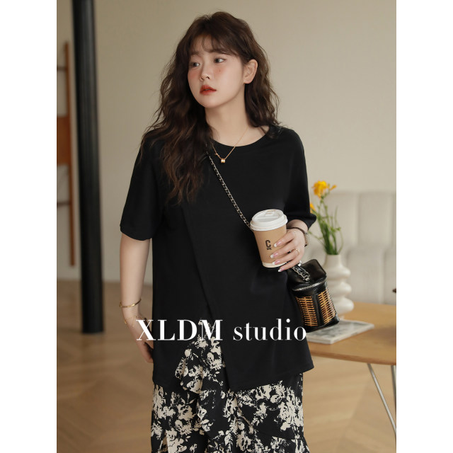 Xiaoli plus size ເຄື່ອງນຸ່ງຜູ້ຍິງສໍາລັບໄຂມັນ mm ບ່າຂວາອອກ slit ອອກແບບສີແຂງແຂນສັ້ນ t summer ບາງໆຕະຫຼອດຄໍ.