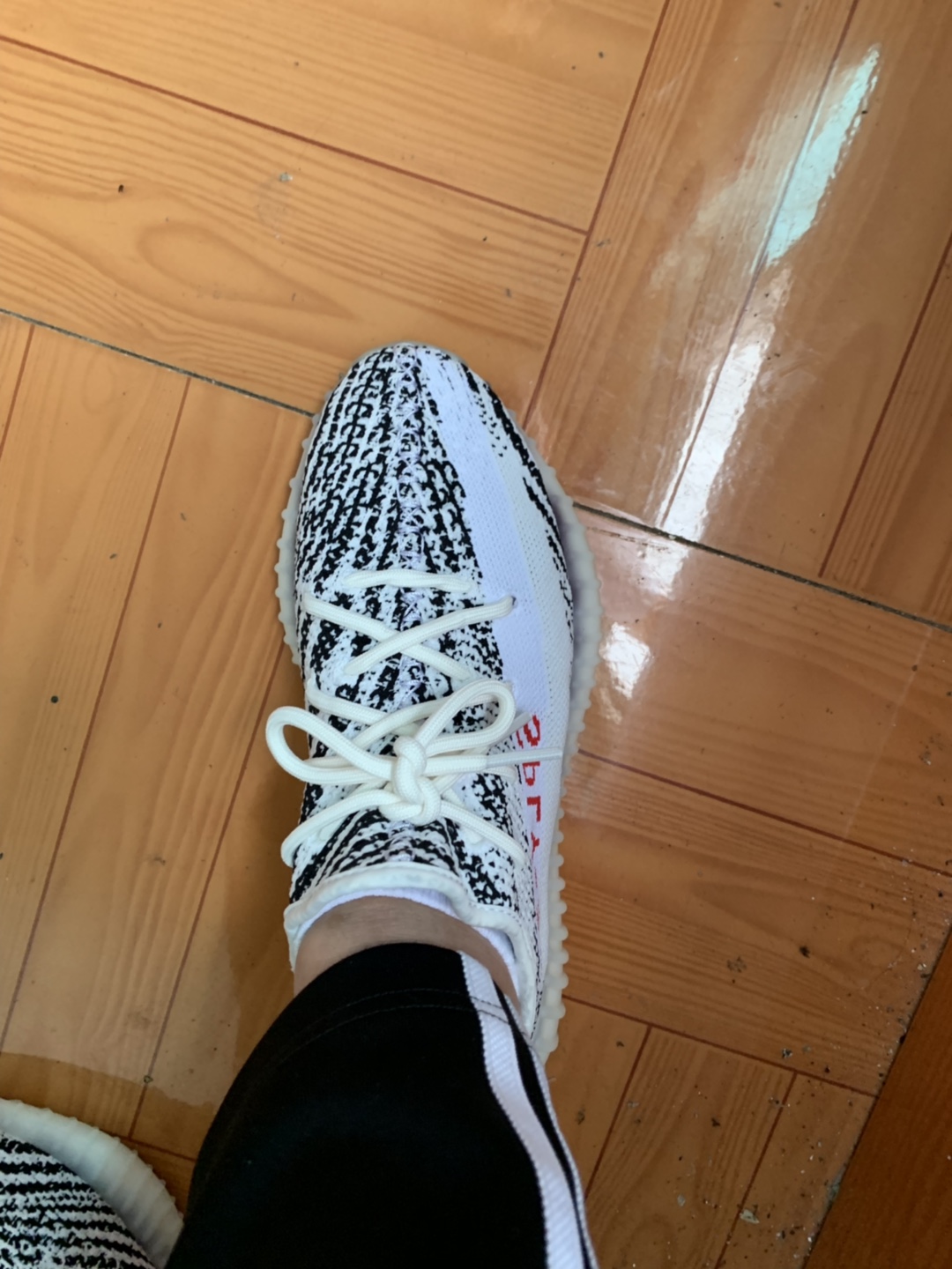 爱打扮(www.idaban.cn)，Yeezy  350 V2 白斑马4