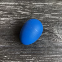 Пластиковое яйцо с синим песком
