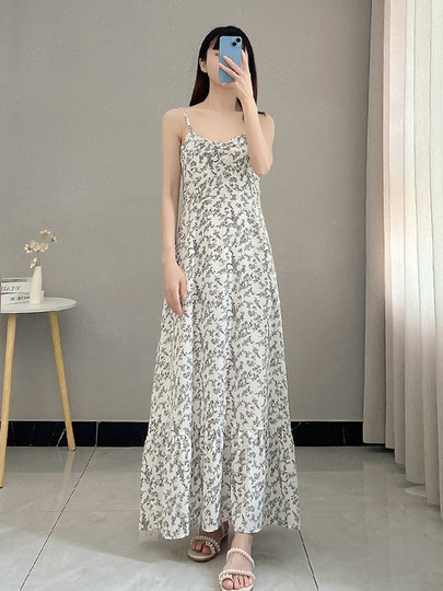 French-Style V-Neck Floral Spaghetti Strap Dress for Women, Perfect for Spring and Summer, with a Flattering Back Design That Makes You Look Slimmer and More Elegant