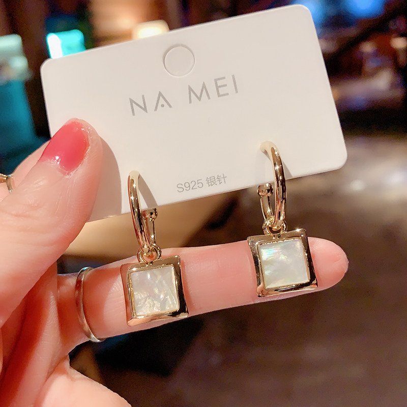 South Korea East Gate Temperament Joker Advanced Sense Short Ear Ring Fashion Personality Ear Block Fritillaria Earrings Female Earrings