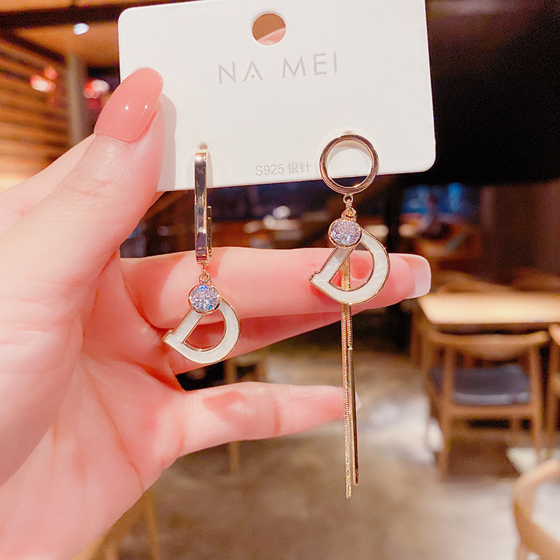 South Korea Advanced Sensory Asymmetrical D Alphabet Earrings Woman Temperament Long version Stream su expats face thin ear pendant 925 silver needle earrings