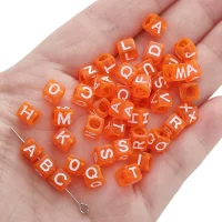 BP акриловые бусины с английскими буквами размер 6х6мм диаметр отверстия 4мм квадратные оранжевые и белые 100 шт./пакет
