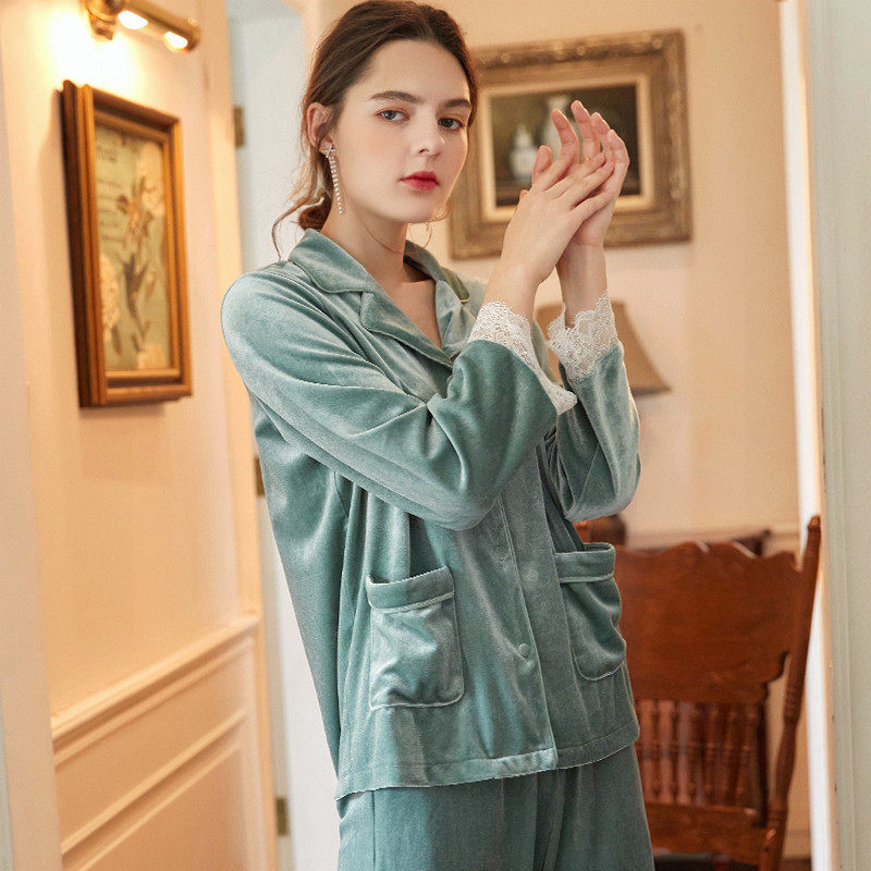 Pajamas women's 2022 new gold velvet thin section spring and autumn high-end women's long-sleeved homewear suits can be worn outside