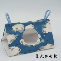 Голубое небо и белое облако с оконной трубой